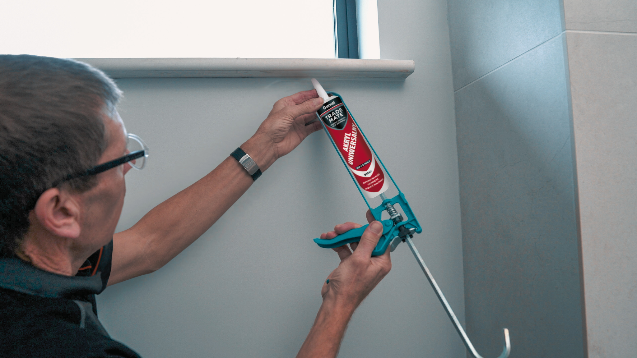 Zalety stosowania akrylu w budownictwie i wykończeniach