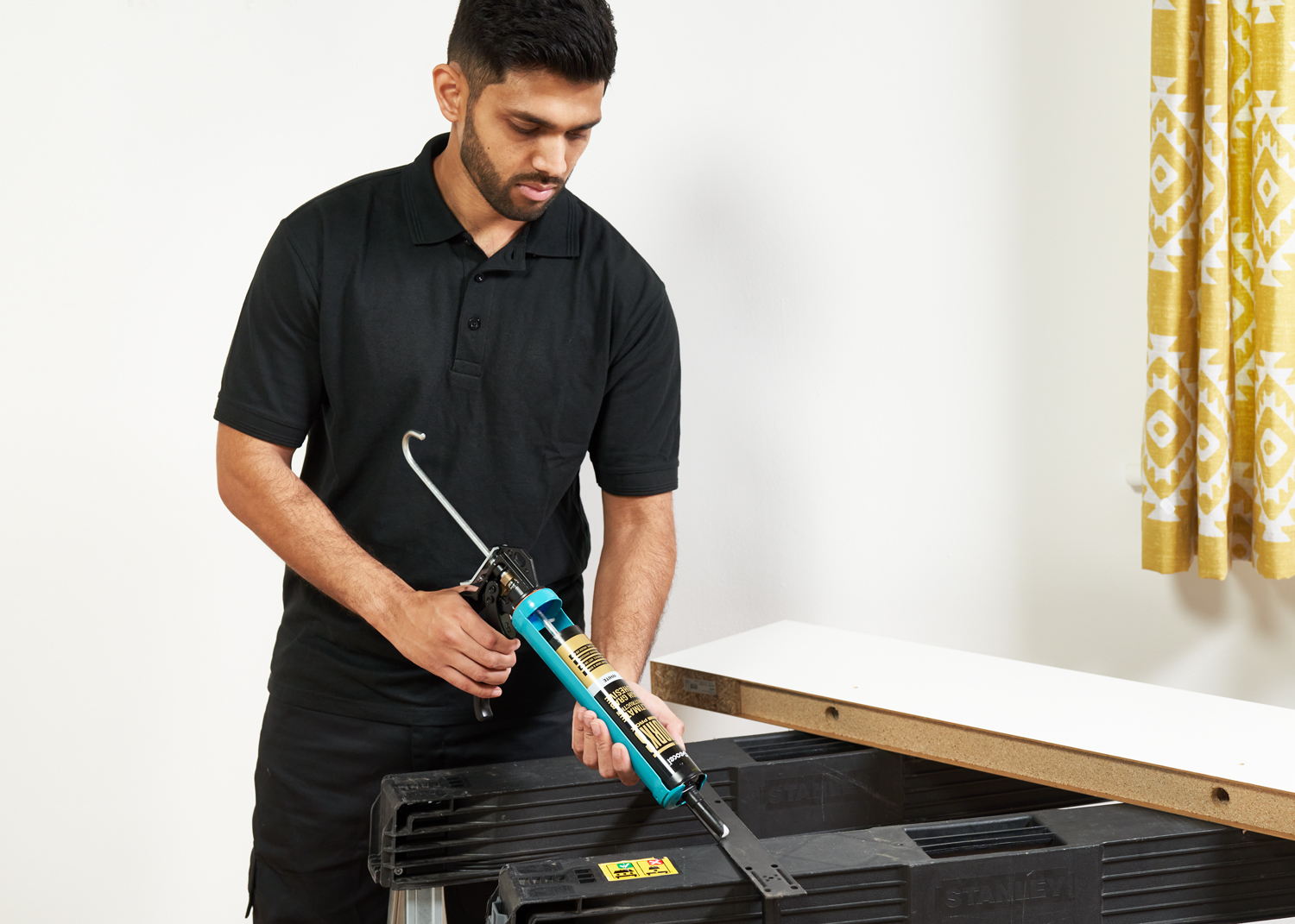 Najczęstsze błędy przy stosowaniu kleju montażowego i jak ich unikać